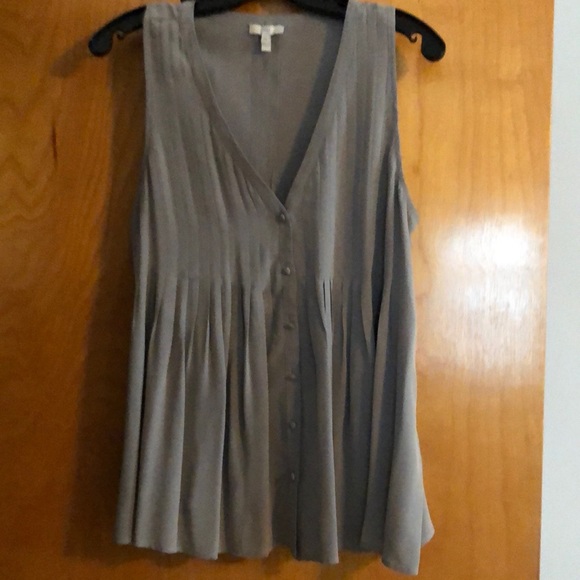 Vince Flowy button down pleated top. - Picture 2 of 3